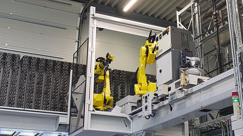 „Hand in Hand“: Ein Roboter hat Zugriff auf die Werkzeuge im CTS und GTS und übergibt diese an einen weiteren Portalroboter. Die MMS übernimmt die gesamte Logistik inklusive der Überwachung der Werkzeugstandzeiten.  (Bild: Martinus Menne)