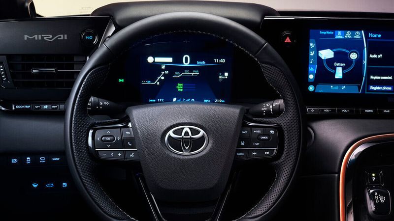 Der Fahrer blickt auf zahlreiche Displays. (Toyota)