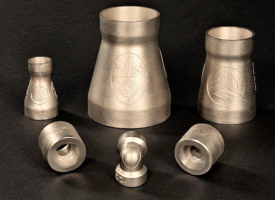 3D Systems und HII haben die Legierung CuNi30 entwickelt, um die Produktion von üblicherweise gegossenen Teilen im 3D-Druck deutlich zu beschleunigen. Hier verschiedene Rohrformstücke, die von Newport News Shipbuilding mit der neuen, zertifizierten Kupfer-Nickel-Legierung im Direktmetalldruck additiv gefertigt wurden. (Bild: 3D Systems)