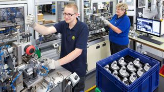 Mitarbeiter bei der Endmontage der Kühlmittelpumpe CWA 400a im Werk Hartha. (KSPG AG/Rheinmetall)