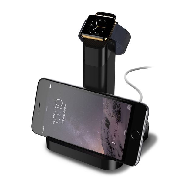 Hatte Ihre Mutter schon die Apple Watch? Dann ist das hier genau das Richtige: WatchStand von Griffin ist eine schlanke Kunststoffsäule mit Sockel, die perfekt auf den Nachtisch, den Schreibtisch oder die Wohnzimmerkommode passt. Das Gerät verfügt über das magnetische Apple-Ladekabel, das im Inneren der Säule zur gewünschten Länge aufgerollt werden kann. Die Apple Watch wird ganz einfach auf den magnetischen Ladehalter auf der Spitze der Säule gelegt und das Laden kann beginnen. Die vielseitige Station ist mit sämtlichen Modellen der Apple Watch kompatibel. Sie hält die Armbanduhr in einem geeigneten Winkel, so dass das Display gut sichtbar bleibt. Für absolute Apple-Fans kann auch das zugehörige iPhone auf dem Sockel der Halterung abgestellt werden. Der leicht erhöhte Rand sorgt dafür, dass das iPhone im Querformat sicher befestigt ist. Somit können beispielsweise Videos angeschaut werden.  Der WatchStand von Griffin ist leider erst ab dem Sommer 2015 erhältich, aber vielleicht reicht ja ein Gutschein vorerst. Vorfreude ist schließlich die schönste Freude!  29,99 Euro (UVP) kostet die Ladestation.  (Griffin)