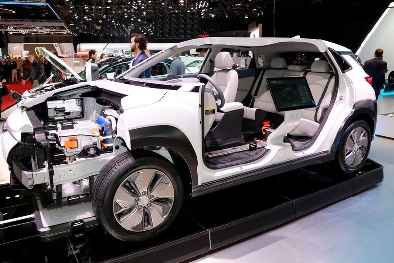 Der koreanische Hersteller Hyundai lies die Messebesucher in den Aufbau des kleine SUV Kona blicken, wo alle Komponenten für den elektrischen Antrieb zu erkennen waren. (KLasing)