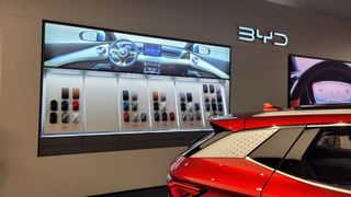 Der BYD-Pioneer-Store in Frankfurt gehört künftig auch dem Hersteller. (Bild: Wehner - VCG)