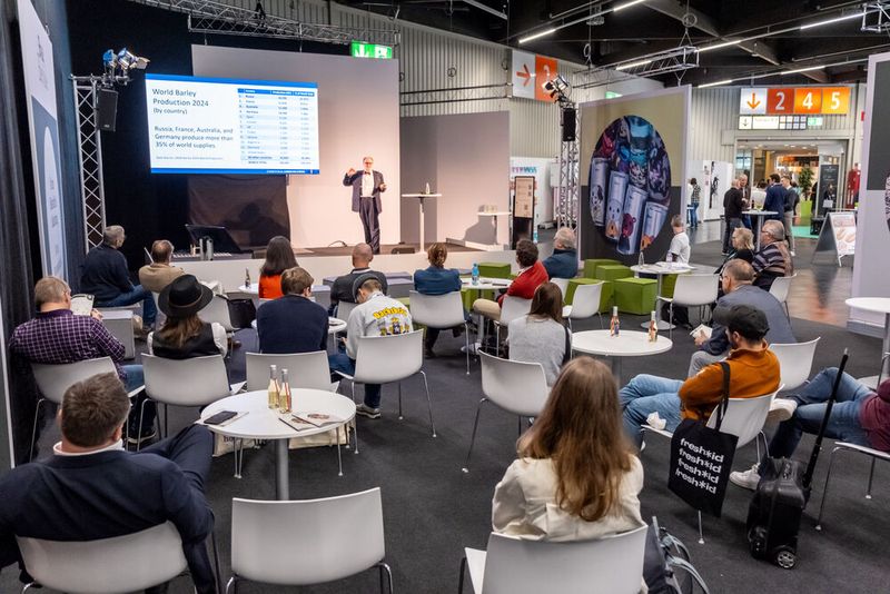 Informative Vorträge zu verschiedenen Produktionssystemen und der Rohstoffbeschaffung finden parallel zur eigentlichen Messe statt. (Bild: Yontex / Thomas Geiger)