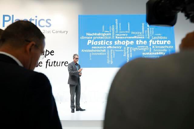 Unter dem Motto „Plastics shape the future“ stand in diesem K-Jahr die Innovationskraft von Werkstoff und Branche in Sachen Ressourcenschonung, Digitalisierung, Funktionalität, erneuerbare Energien, Kreislaufwirtschaft und Nachhaltigkeit im Fokus. Auch ging man intensiv auf kritischen Themen ein, wie auf den Plastikmüll in den Weltmeeren und auf die bedenkliche Wegwerfmentalität rund um Plastikverpackungen.  (Messe Düsseldorf / ctillmann)
