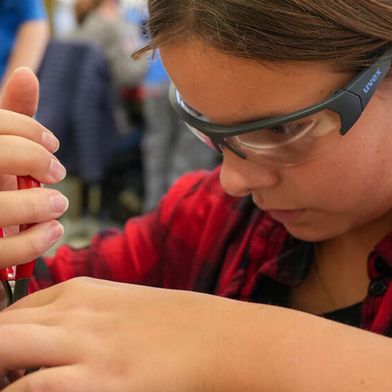 Während der Meitli-Technik-Tage gewähren Unternehmen interessierten Mädchen Einblicke in ihre Arbeitswelten und stellen verschiedene technische und naturwissenschaftliche Berufsfelder vor. Ziel dieser Tage ist es, jungen Frauen frühzeitig den Zugang zu MINT-Berufen zu öffnen. (Bild: Lynn Bugmann)