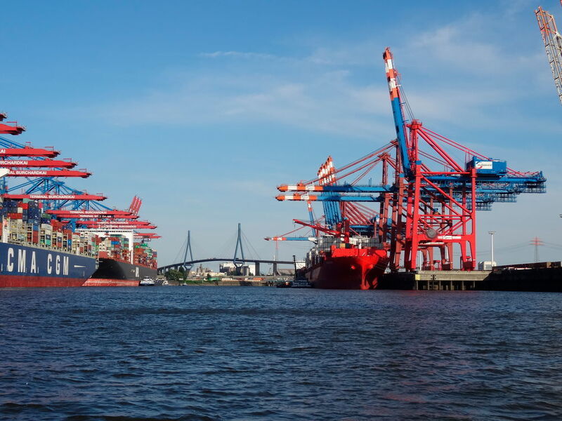 Die Barkassenfahrt durch den Hamburger Hafen bietet einen tollen Ausblick auf die Köhlbrandbrücke. (dbc (deutschlands business-cloud))