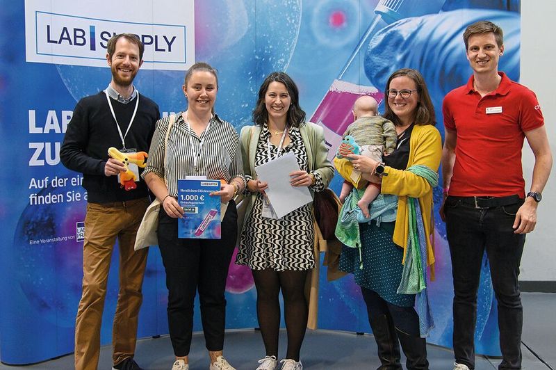 Wer hat am Anfang der Messe das Gewinnspielformular ausgefüllt? Und wer ist am Ende um 15:30 Uhr noch vor Ort? Nur dann besteht die Chance, für den Hauptpreis der Verlosung gezogen zu werden: ein 1.000-Euro-Gutschein für Laborbedarf. Einige extragroße Plüschmikroben gibt es auch noch als „Trostpreis“.     Mehr Infos zu den kommenden LAB-SUPPLY-Messen finden Sie auf www.lab-supply.info (Bild: Stefan Stark)