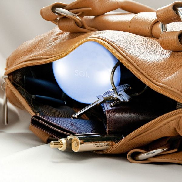 Für rund 32 Euro gibt es bei http://www.thedesigngiftshop.com eine Handtaschenbeleuchtung, die sich bei Berührung einschaltet. (The Design Gift Shop)