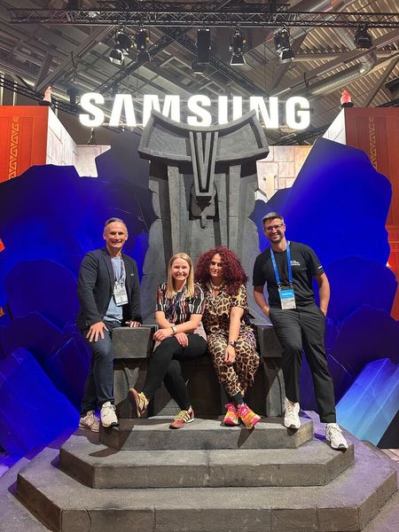 Dank dem Samsung Team (v. l.) Wojtek Rudko, Viktoria Huwa und Daniel Maric, durfte ich auch mal auf dem Thron sitzen. (Bild: Vogel IT-Medien)