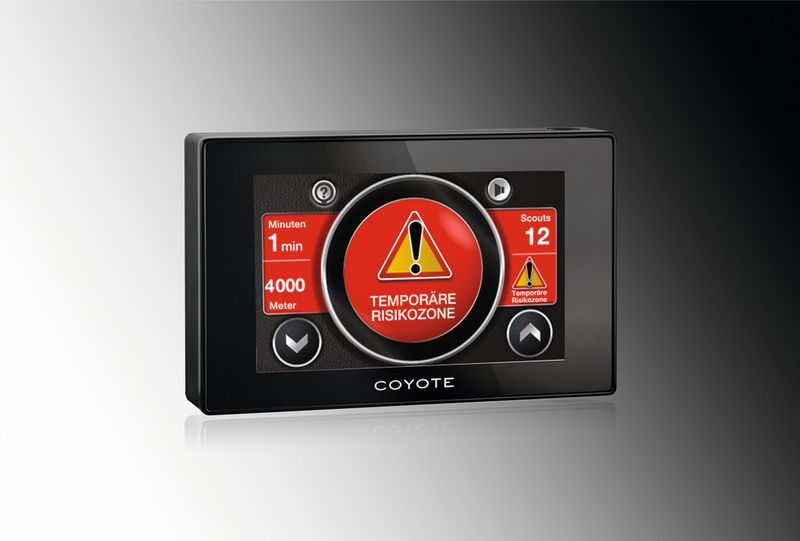 Auch Blitzermeldungen flimmern bei Coyotes Fahrer-Assistent über den Bildschirm. (Bild: Coyote)