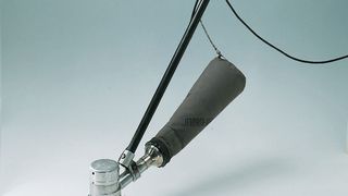 In den 20ern setzte sich das Radio durch. Die Nachfrage von Grammophonen ließ nach. Aus dieser Not heraus entsteht 1929 der Kobold von Vorwerk. Aus einem Grammophonmotor wird ein elektrischer Handstaubsauger. (Vorwerk)