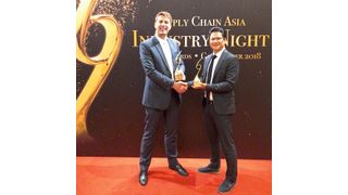 Dr. Evert Helms, Managing Director & Technical Director SEA von Pepperl + Fuchs (l.) und Win Tun, Witron-Sales-Manager in Singapur, präsentieren stolz den Award „Supply Chain Transformation of the Year“. (Supply Chain Asia)