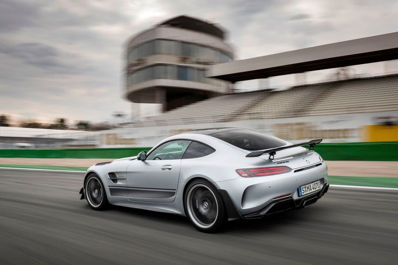 Angetrieben wird der straßenzugelassene Racer von bekannten 4-Liter-V8-Biturbo-Motor mit 430 kW/585 PS. (Mercedes-Benz )