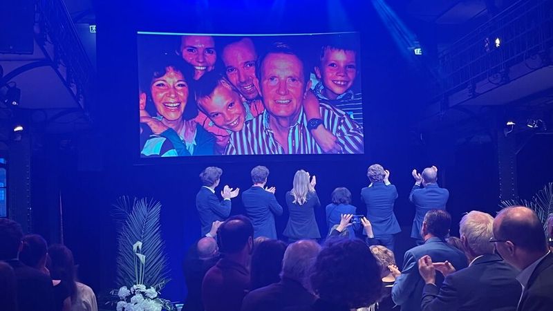 ... sondern auch ein Video mit zahlreichen Abschiedsgrüßen. (Bild: Hugo Phohe)