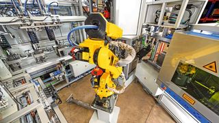 Der TÜV Süd hilft Unternehmen dabei, kollaborativ arbeitende Roboter unter Beachtung aller Vorschriften in den Produktionsprozess einzubinden. (Bild: TÜV Süd)