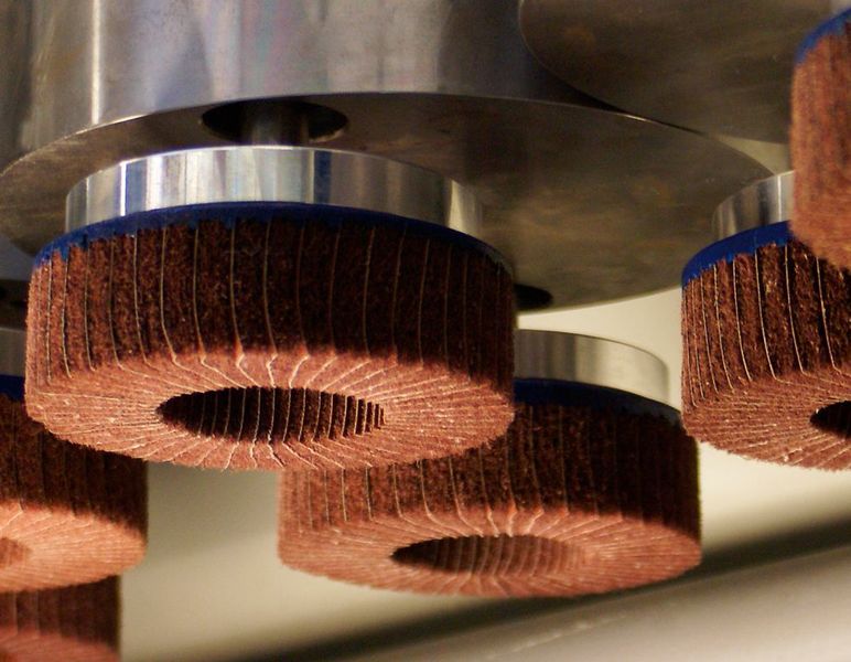 Schleifbürsten machen aus scharfen und rauen Bauteilen alltagstaugliche Gebrauchsgegenstände. (Bild: Hans Weber Maschinenfabrik)