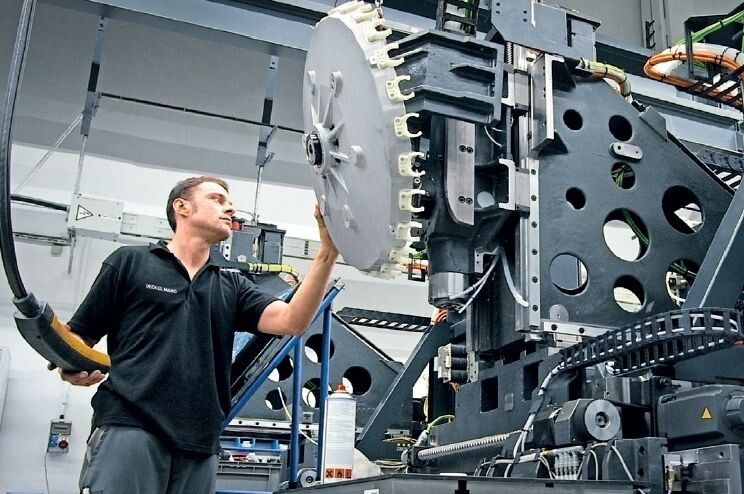 Montageschlosser Dirk Ziegler montiert den Werkzeugwechsler einer Milltap 700. (Bild: DMG Mori Seiki)