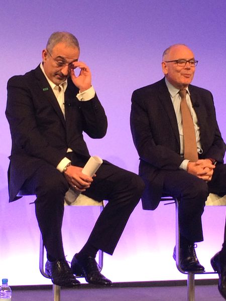 Antonio Neri, Chef der  ZDNet / Cloud	 Hewlett Packard Enterprise kündigt hybride Infrastruktur HPE Synergy an von Bernd Kling am 1. Dezember 2015, 16:25 Uhr  Auf seiner Kundenmesse Discover in London hat Hewlett Packard Enterprise (HPE) eine Plattform für hybride Infrastrukturen vorgestellt. Es sieht darin eine neue Systemkategorie, da die Architektur dafür entwickelt wurde, herkömmliche Anwendungen ebenso wie native Cloud-Anwendungen zu betreiben. HPE Synergy wird ab dem zweiten Quartal 2016 bei HPE und weltweiten Vertriebspartnern erhältlich sein.  Die als Composable Infrastructure bezeichnete Architektur kombiniert flexible Ressourcen-Pools, Software-definierte Intelligenz sowie eine einheitliche Programmierschnittstelle. Sie soll Unternehmen dabei unterstützen, stets den richtigen Mix aus traditionellen und Private-Cloud-Ressourcen bereitzustellen. HPE Synergy wird Server, Speicher und Netzwerk umfassen. Die einheitliche Schnittstelle von HPE OneView ist dafür vorgesehen, physische und virtuelle Ressourcen in jeglicher Konfiguration für jede gewünschte Anwendung zusammenzufassen. HPE hebt die Erweiterbarkeit hervor und empfiehlt die Plattform für Kunden, die skalierbare, hybride Cloud-Umgebungen betreiben und DevOps nutzen wollen. HPE Synergy mit einem herausgezogenen Storage-Modul (Bild: HPE)HPE Synergy mit einem herausgezogenen Storage-Modul (Bild: HPE)  „Marktanalysen zeigen deutlich, dass eine hybride Kombination von traditioneller IT und Private Clouds den Markt in den nächsten fünf Jahren dominieren wird“, erklärte dazu Antonio Neri, Executive Vice President und General Manager der Enterprise Group bei HPE und Robert Youngjohns(rechts): Derzeit sind die Unternehmen gerade einmal in der Lage, 10 bis 15 Prozent ihrer Big-Data-Investitionen zu nutzen. Sie kündigten auf der HPE Discover in London 