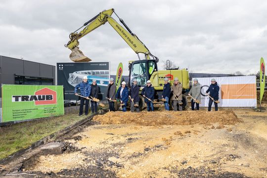 Das Antriebstechnikgeschäft bei der Franke GmbH in Aalen boomt. Deshalb muss jetzt ein neues Werk her. Den Spatenstich für Werk 6 hat man vor Kurzem bereits erledigt. Das Werk soll bis Mitte 2024 fertiggtestellt sein und über moderne Fertigungstechnik verfügen. Hier Details ...(Bild:  Franke)