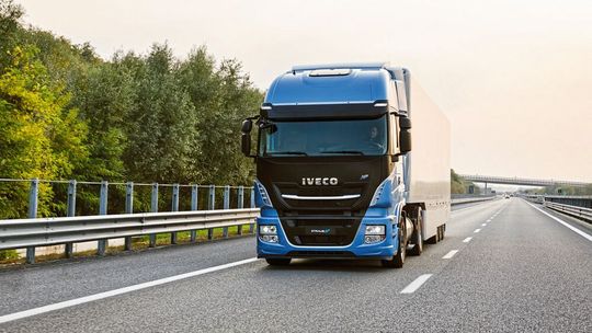 Der Biomethan-Flüssiggas-Lkw von Iveco ist laut Hersteller derzeit das einzige in Serie gebaute Produkt, das CO2-neutral unterwegs ist. Der Biomethan-Flüssiggas-Lkw von Iveco ist laut Hersteller derzeit das einzige in Serie gebaute Produkt, das CO2-neutral unterwegs ist.