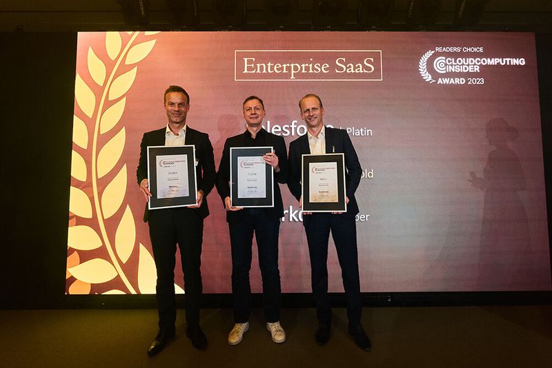 In der Kategorie „Enterprise SaaS“ holt sich Salesforce den Platin-Award, Scopevisio verteidigt Gold und Workday gewinnt Silber. Von links Christopher Knörr (Workday), Christian Schuetz (Salesforce) und Alexander Kintzi (Scopevisio).   (Bild: krassevideos.de / VIT)