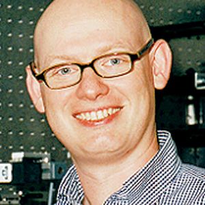 Dr. Christian Clasen: 1999 Studium der Chemie an der Universität Hamburg; 1999-2001 Promotion an der Universität Hamburg; 2001- 2002: Postdoc Aufenthalt am Massachusetts Institute of Technology; seit 2003 Habilitation am
Institut für Technische und Makromolekulare Chemie Hamburg.