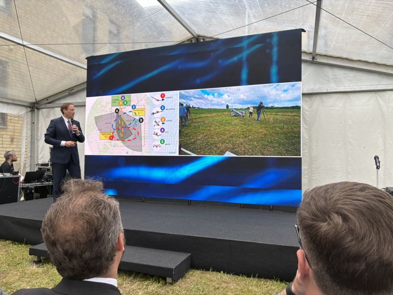 Everything was shown on the screen. On the left the different routes of the drones, on the right side the launch of the X Wing. (Source: Veronika Maucher)