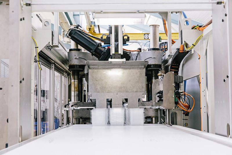 Ob Joghurtbecher oder Kaffeekapseln – nicht nur Nahrungsmittelkonzerne auf der ganzen Welt produzieren auf einer Illig-Maschine aus Heilbronn. (Bild: Lapp Kabel/Maiwolf)