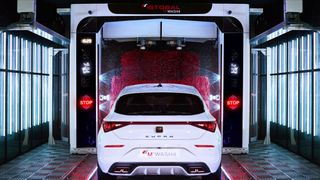 Istobal verspricht mit der neuen Anlage eine perfekte und schnelle Autowäsche mit einem reduzierten Wasser-, Chemie- und Stromverbrauch. (Istobal)