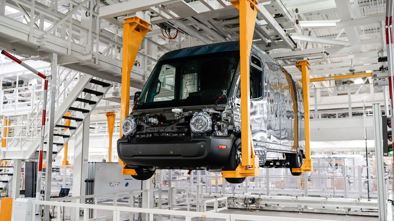 Rivian baut unter anderem elektrische Lieferwagen für Amazon. Konkurrenten wie Tesla haben in diesem Segment aktuell noch nicht viel zu bieten. (Bild:  Rivian)