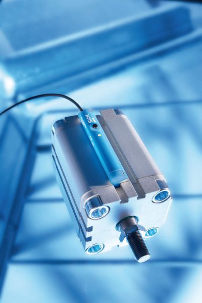 Pneumatikzylinder mit Wegsensor: Die zwischen der Null- und der Endposition liegenden Kolbenstellungen werden als Analogsignale ausgegeben, welche als 4-20 mA Stromausgang und  als 0 – 10 V Spannungssignal zur Verfügung stehen. (Archiv: Vogel Business Media)