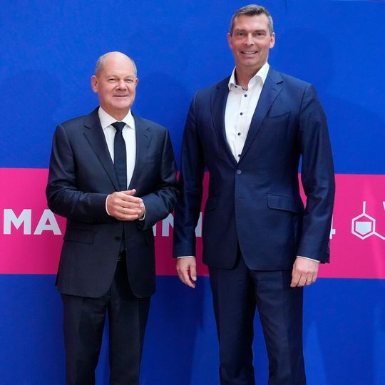 Bundeskanzler Olaf Scholz (links) und VCI-Präsident Dr. Markus Steilemann (Bild:  Simone M. Neumann/ VCI)