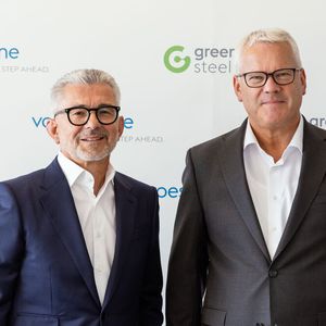 Herbert Eibensteiner, CEO der Voestalpine AG (links neben Franz Kainersdorfer, Leiter der Metal Engineering Division): „Wir setzen mit Greentec Steel weltweit neue Maßstäbe in der nächsten Generation der Stahlproduktion. Wir sind zeitlich und budgetär im Plan und werden an unserem Standort Donawitz den nächsten Ausbauschritt bis 2030 umsetzen.“(Bild:  Regine Schoettl)