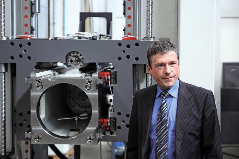 „Nicht Elektronik, sondern ein hydromechanisches System, bestehend aus vier Zugstangen – drei fest, eine beweglich – sowie zwei Kettenpaaren mit Hydraulikzylindern, kompensiert den Spindeldurchhang“, erläutert Deutschland-Niederlassungsleiter Kai Förster. (Bild: Kuttkat)