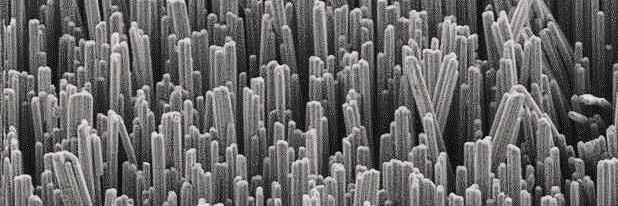 Mittels NanoWiring hergestellter Aluminum-Rasen auf einer Leiterplatte.
