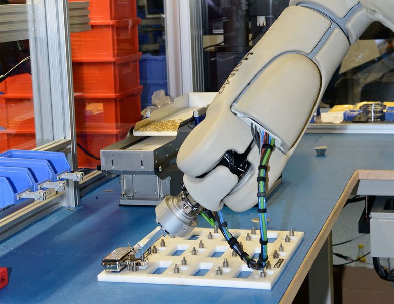 Das Robotersystem kann entweder Aufgaben vollautomatisiert in High Speed bei höchster Präzision erledigen oder bei Bedarf dem Menschen kollaborierend zur Seite stehen. (Bild: Stäubli)