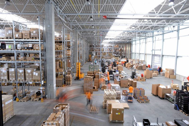 Im Logistikzentrum lernen die Mitarbeiter nicht nur das Staplerfahren, sondern auch den Umgang mit einem Warehouse-Management-System. (Bild: A/S Logcare)
