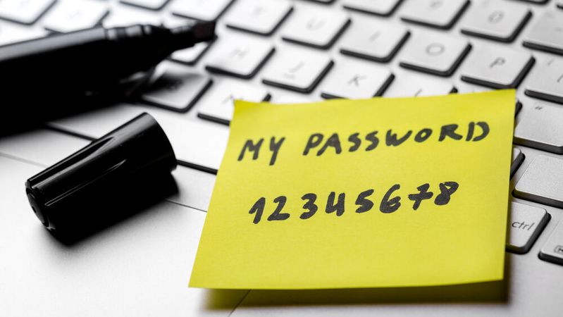 Ein einzelnes Passwort entscheidet häufig über den Erfolg ganzer Angriffsketten. Identitätsbasierte Verfahren ersetzen dieses Risiko durch geräte- und kontextgebundene Nachweise.(Bild: ©  ronstik - stock.adobe.com)