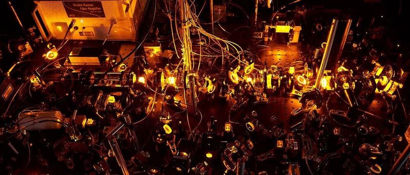 Bild des Sodium-Lasersystems, das gelbes Licht für die Laserkühlung und Abbildung von Sodiumatomen generiert.