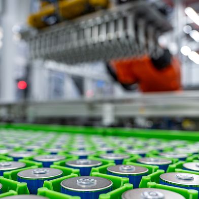 Die BMW Group hat heute ihr neues Batteriewerk Irlbach- Straßkirchen im Landkreis Straubing-Bogen offiziell eröffnet und die Serienproduktion gestartet.  (Bild: BMW Group)