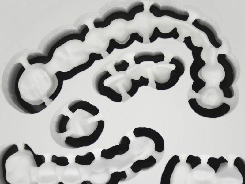 Bild 3: Detailansicht eines bearbeiteten Blanks aus Zirkonoxid, der verschiedene Kronen- und Brückengerüste enthält, die noch mit Haltestegen fixiert sind. (Archiv: Vogel Business Media)