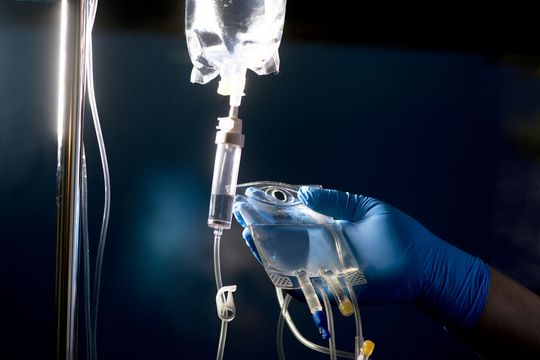 Ein Infusionsbeutel wird zum Austausch vorbereitet Ein Infusionsbeutel wird zum Austausch vorbereitet