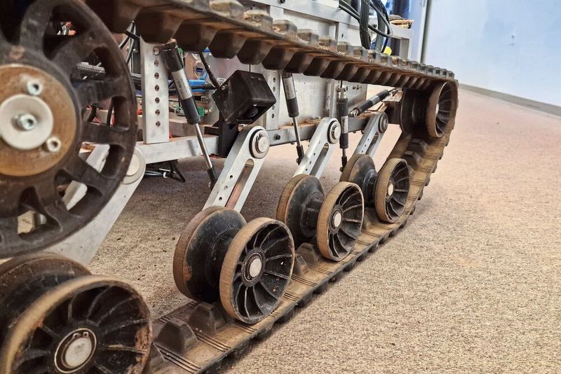 Die Einstellung des einzigartigen Fahrwerks erfolgt über drei verschiedene Typen von Industrie-Gasdruckfedern von ACE mit 15 mm Durchmesser und verschiedenen Hüben. (Bild: FRoST.com)