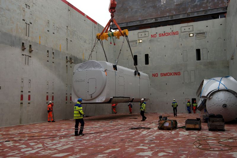 Die wertvolle Fracht schwebt behutsam in Richtung Laderaum. (Bild: Fronius)