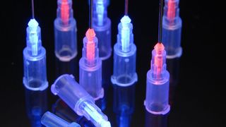 LED-härtender, fluoreszierender Klebstoff für Nadelverklebungen (Dymax Europe)