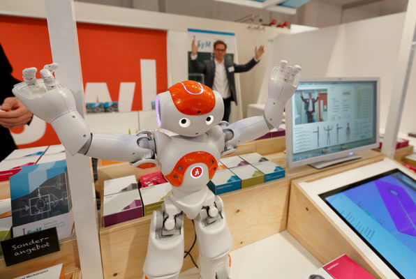 Bild 5: Intelligente Assistenzsysteme sollen Arbeitsläufe erleichtern und Menschen bei schweren oder ermüdenden Aufgaben entlasten (OWL) (Bild: Thorsten Ulonsk)