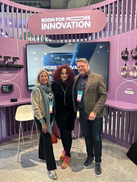 (v. l.) Lisa Davidian und Gregor Knipper (Jabra) mit Besa (ITB) sind immer offen für mehr Innovation. (Bild: Vogel IT-Medien)