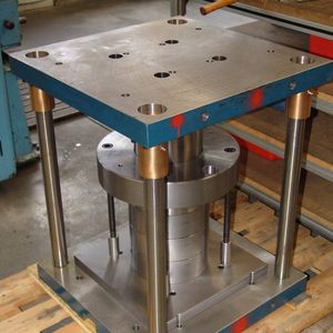 Blick in den Werkzeugbau: alutec fertigt alle Vorrichtungen, Betriebsmittel und Fließpresswerkzeuge zur Herstellung der Aluminiumteile im eigenen Werkzeugbau.