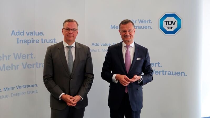 Die Führung der TÜV Süd AG: (v. l.) Vorstandsvorsitzender Dr. Johannes Bußmann und Finanzvorstand Prof. Dr. Matthias J. Rapp